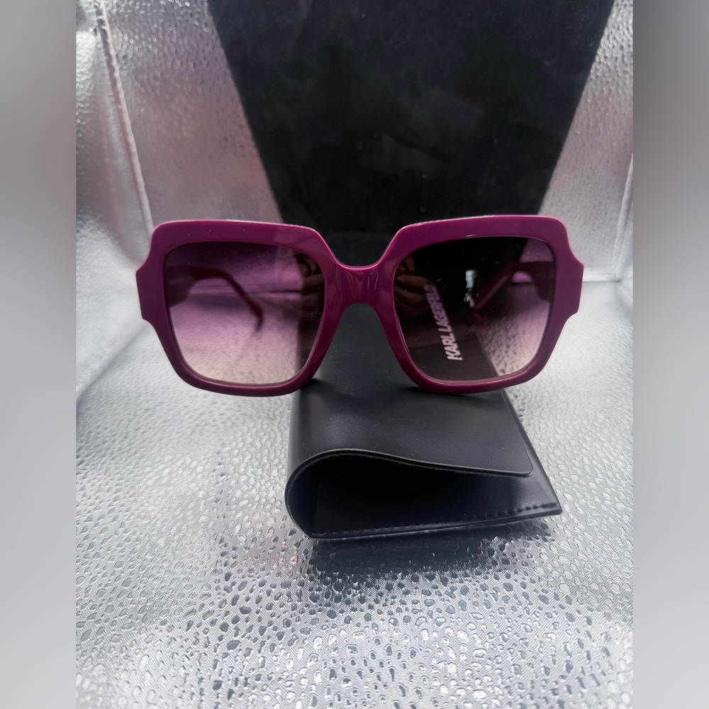 Karl Lagerfield square Sunnies with Case.

Model Number: KL6098S 501 52